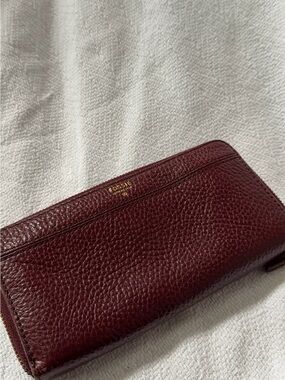 Fossil Burgundy Pebbled Leather Zip Wallet with Gold Logo